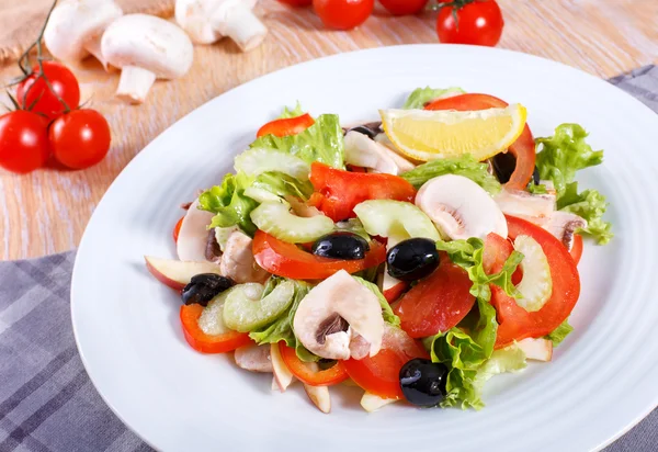 Ahşap masa üzerinde taze sebze salatası