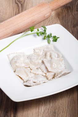 Köfte ekşi krema, tereyağı ile süslenmiş patates ile