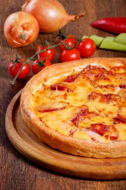 Pizza salam, pastırma, jambon ve peynir ile