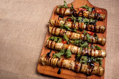 Rustik kızarmış peynir ve et ile doldurulmuş patlıcan