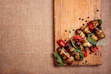 Rustik kızarmış peynir ve et ile doldurulmuş patlıcan