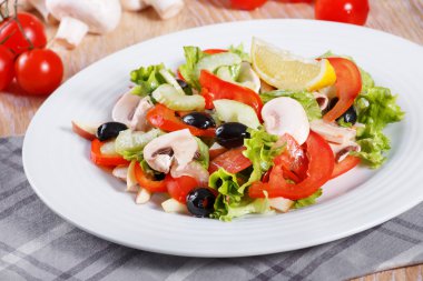 Ahşap masa üzerinde taze sebze salatası