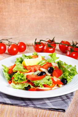 Ahşap masa üzerinde taze sebze salatası