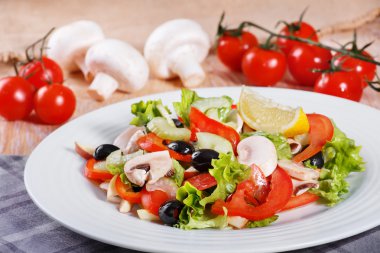 Ahşap masa üzerinde taze sebze salatası