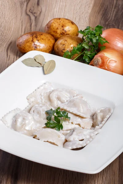 Gnocchi con patate guarniti con panna acida, burro — Foto Stock