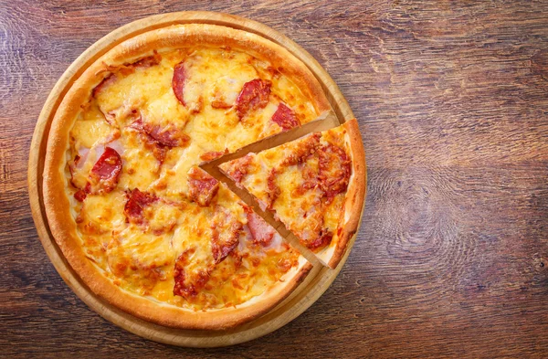 Pizza mit Salami, Pastrami, Schinken und Käse — Stockfoto