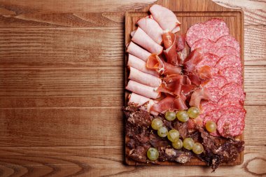 Soğuk et tabağı, dilim salam, jambon, kurutulmuş et, sosis