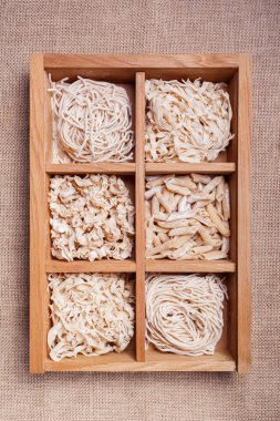 Ahşap kutu kataloğu koyu kumaş arka plan üzerinde çeşitli makarna