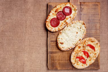 Pide ekmek peynir, tavuk, salam