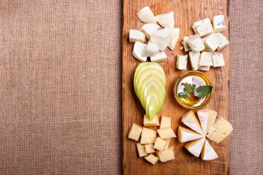 Tatlım, elma ve baharat ile süslenmiş Peynir tabağı