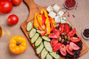 Rustik taze sebze ile beyaz peynir ve zeytin rustik ahşap bo üzerinde