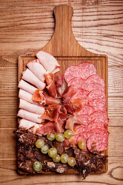 Plato de carne fría, rebanadas de jamón, jamón, carne seca, salchicha —  Fotos de Stock