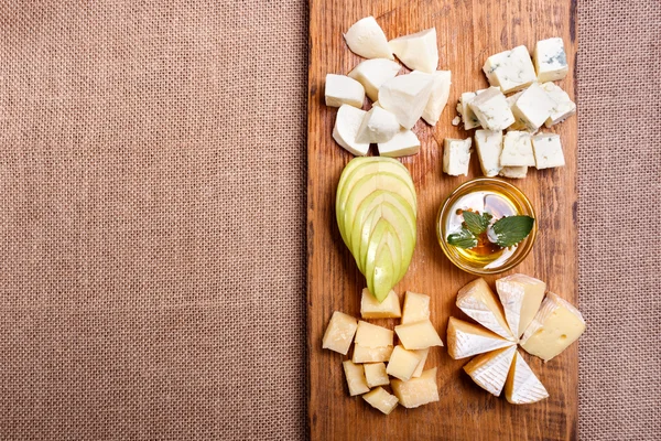 Tatlım, elma ve baharat ile süslenmiş Peynir tabağı