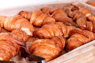 Tatlı pasta, Çikolata ve reçel ile Kruvasan Bakery dükkanında rafta doldurma. Pastanede hamur işleri ve ekmek