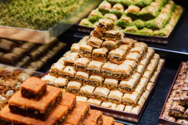 Bir geniş, baklava, badem, kaju fıstığı ve antep fıstığı fındık plakaları ile Türk lokumu Doğu tatlılar
