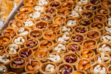 Bir geniş, baklava, badem, kaju fıstığı ve antep fıstığı fındık plakaları ile Türk lokumu Doğu tatlılar