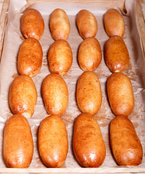 Leckere frische Kuchen und Brötchen mit Fleisch und Gemüse im Regal in der Bäckerei. Gebäck und Brot in einer Bäckerei — Stockfoto