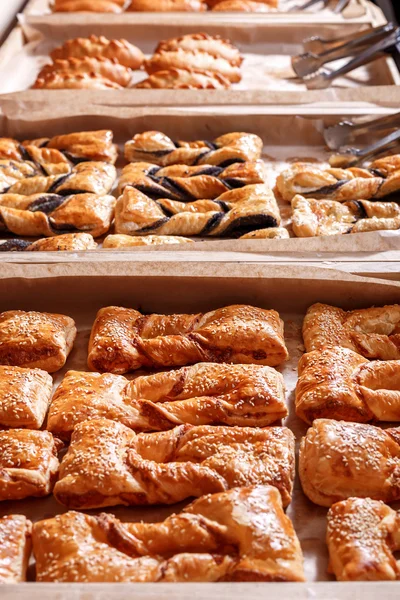 Çeşitli Puf böreği, Kruvasan, çörekler ve pastalar Bakery mağazasında rafta. Pastanede hamur işleri ve ekmek — Stok fotoğraf