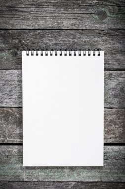 Rustik ahşap arka plan üzerinde boş not defteri