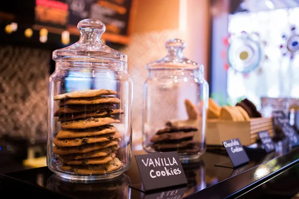 Vanilkové cookie lanýže s čokoládou ve sklenicích na policích v kavárně. Selektivní fokus — Stock fotografie