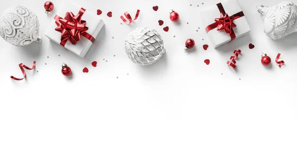 圣诞贺卡由礼品盒 红色和银色装饰 闪光和白色背景的软糖制成 圣诞节和新年假期 Bokeh 顶视图 — 图库照片