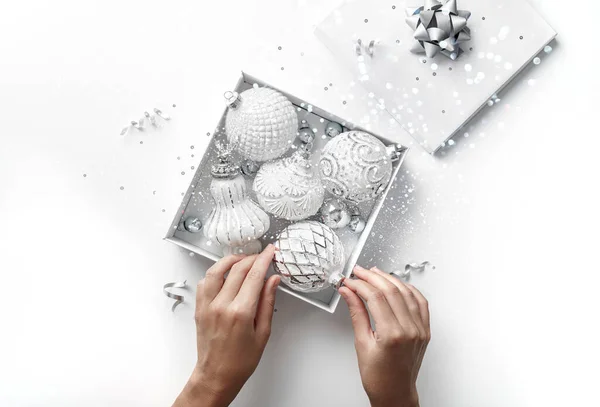 Mãos Femininas Segurando Feriado Decoração Branca Sobre Caixa Presente Com — Fotografia de Stock