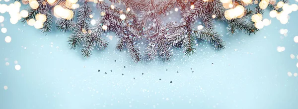 Mavi Arkaplandaki Beyaz Köknar Dallarından Yapılmış Mutlu Noeller Çerçevesi Gümüş — Stok fotoğraf