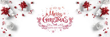 Noel hediyesi kutuları, kırmızı kurdeleler, gümüş süslemeler, bokeh, ışık, ışıltı ve konfetiyle beyaz zemin üzerine Mutlu Noeller mesajı. Xmas tebrik kartı. Üst görünüm, afiş