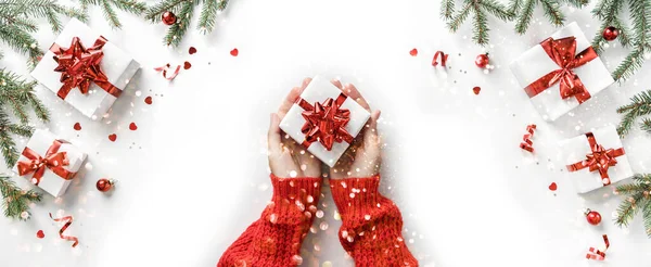 Dámské Ruce Drží Vánoční Dárkové Krabice Bílém Pozadí Jedlovými Větvemi — Stock fotografie