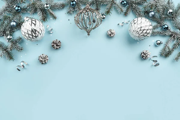Tannenzweige Weiße Dekoration Tannenzapfen Konfetti Auf Blauem Festtagshintergrund Frohe Weihnachten — Stockfoto