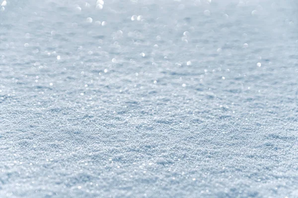 Kış karı. Bokeh 'li kar dokusu, hafif, seçici odaklı. Karlı beyaz doku. Kar taneleri