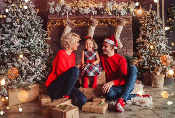 Merry Christmas Happy New Year Family Gives Present Box Baby — Stockfoto