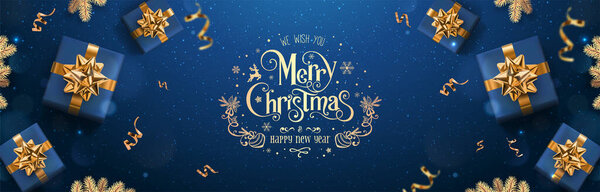 Текст Gold Merry Christmas and New Year на темно-синем фоне с рождественскими подарочными коробками, золотыми веточками, лентами, украшениями, конфетти, боке. Рождественская открытка. Вектор, праздник, реалистичный баннер