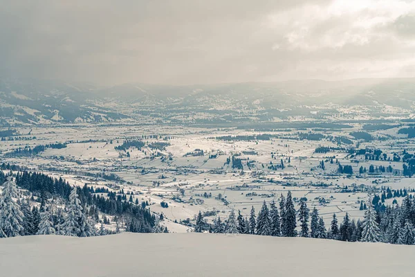 Hermoso Panorama Ciudad Montañas Paisaje Con Bosque Cubierto Nieve Estación — Foto de Stock