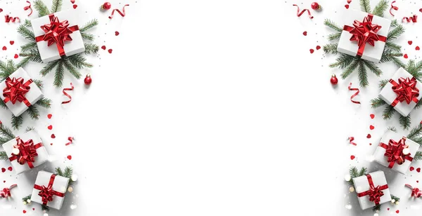 圣诞贺卡由冷杉枝条 礼品盒 红色装饰 闪光和白色背景的意粉制成 圣诞节和新年假期 Bokeh 平躺在地上 俯瞰四周 — 图库照片