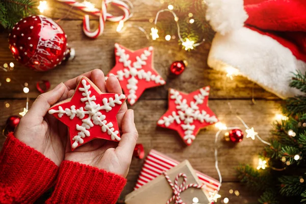 Kadın Elleri Noel Kurabiyelerini Köknar Dalları Süslemeler Işık Çelenkleri Noel — Stok fotoğraf