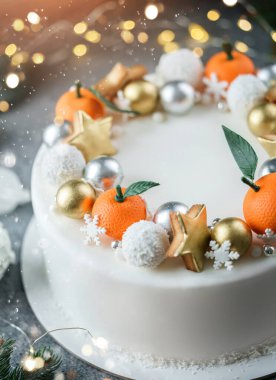 Mandalinalarla süslenmiş Noel pastası, parlak arka planda kar taneleri, çelenklerle süslenmiş köknar dalları, hediye kutusu, bokeh. Noel 'de ya da Yeni Yıl tatilinde, yakın çekim