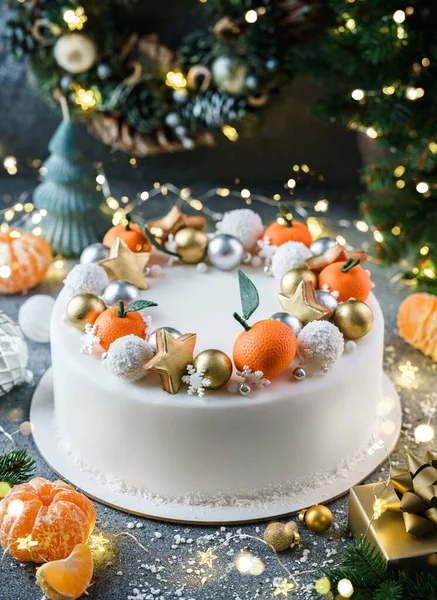 Weihnachtskuchen Verziert Mit Süßen Figuren Mandarinen Schneeflocken Auf Hellem Hintergrund — Stockfoto
