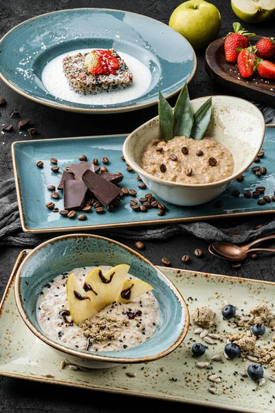 Cuencos Avena Con Bayas Frutas Granos Café Chocolate Sobre Fondo —  Fotos de Stock