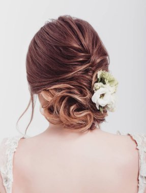 Lüks bir dairede gelinlik içinde güzel bir gelin. Moda makyajı ve saç stili. Genç ve güzel bir gelinin portresi. Düğün için. Stüdyo çekimi.