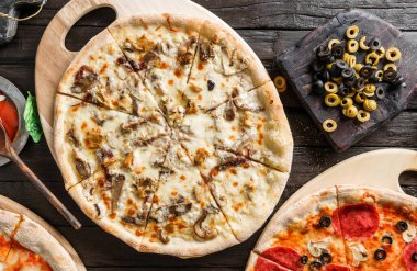 Tavuklu pizza, mantar, peynir, soğan, koyu ahşap arka planda sos. Piknik şirketi için fast food öğle yemeği.