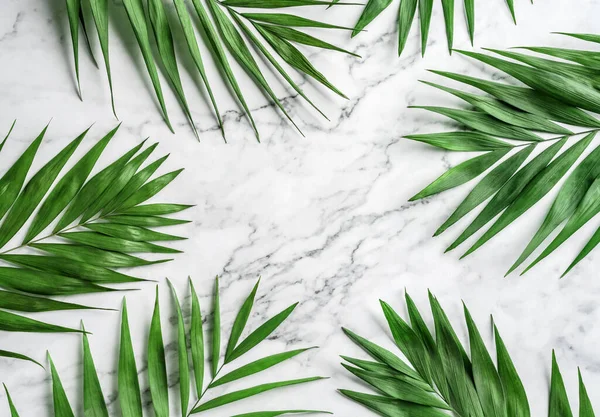 Tropische Palmbladeren Licht Marmeren Achtergrond Minimaal Zomerconcept Vlak Bovenaanzicht — Stockfoto