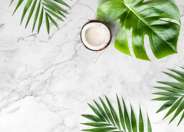 Tropische Bladeren Monstera Planten Kokosnoot Licht Marmeren Achtergrond Zomerconcept Plat — Stockfoto