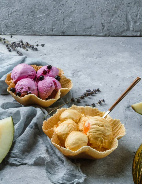 Beeren Und Meloneneis Auf Waffelkorb Auf Hellgrauem Hintergrund Mit Blumen — Stockfoto