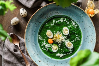 Ispanaklı krema çorbası, bıldırcın yumurtası ve ahşap zemin üzerinde parmesan peyniri. Sağlıklı vejetaryen yemekleri, temiz yemek, perhiz, üst manzara.