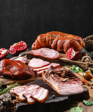 Soğuk et ürünleri, jambon, sosis, salam, parma, prosciutto, ahşap kesim tahtası üzerinde bitki ve baharatlar. Et aperatifi, şarap seti, yakın çekim.