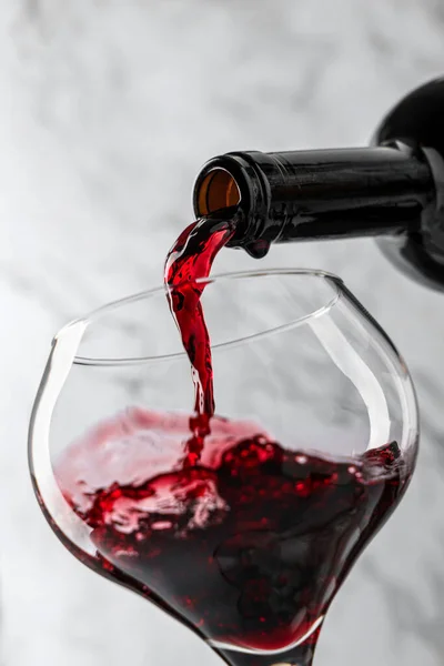 Vin Rouge Déverse Dans Verre Sur Fond Clair Bouteille Vin — Photo