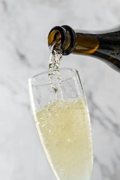 Champagne Froid Est Versé Dans Verre Vin Sur Fond Clair — Photo