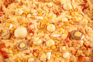 Mantar, Mısır ve peynirli pizza