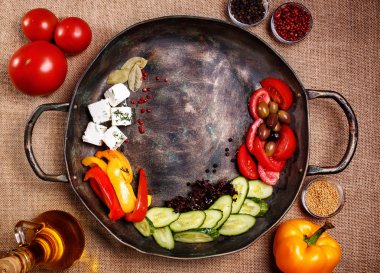 Bir tavada rustik taze sebze